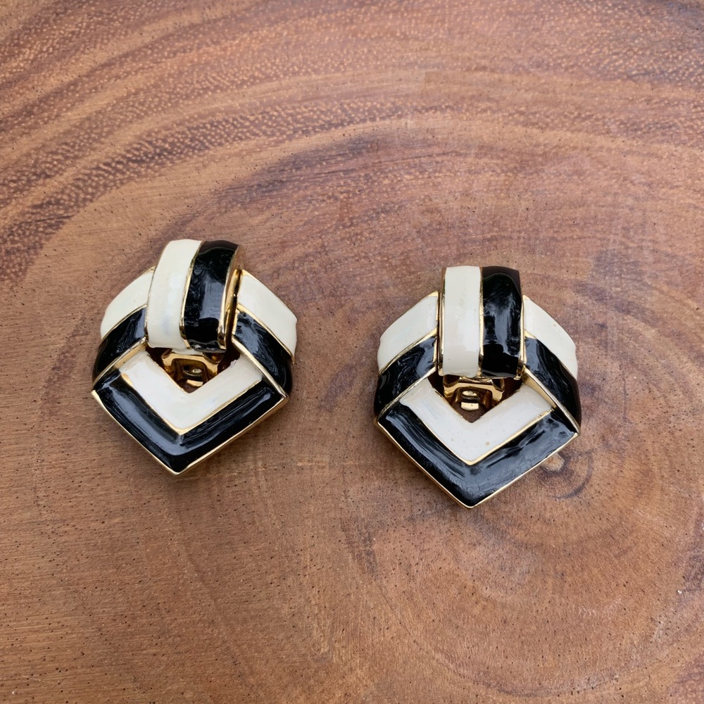 Vintage Cream & Black Enamel Clip-on Earrings Granny-core / Mob Wife